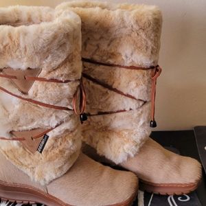 Woman's Oscar Tan fur  Boots. Size 9 or 40